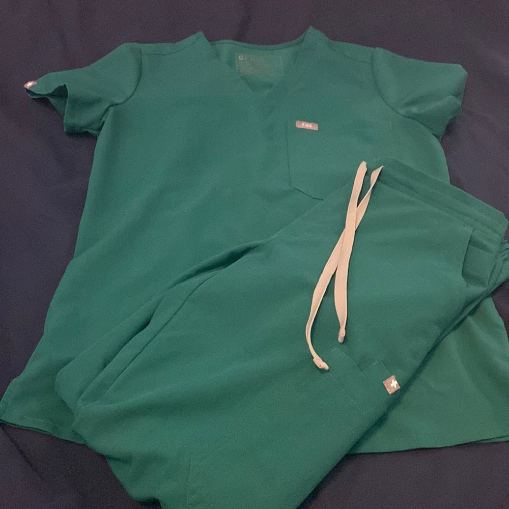 FIGS SCRUBS- hunter green